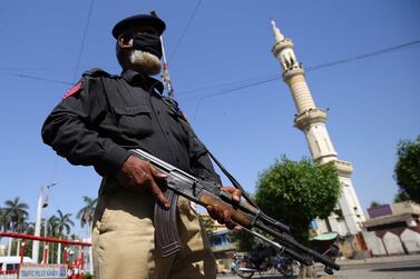 epa08340411 A Pakistani Security official stands guard at a checkpoint after the Sindh government announced complete lockdown to prevent people from participating in congregational Friday prayers in mosques, amid the ongoing coronavirus COVID-19 pandemic in Karachi, Pakistan, 03 April 2020. Countries around the world are taking increased measures to stem the widespread of the SARS-CoV-2 coronavirus which causes the Covid-19 disease. EPA/SHAHZAIB AKBER