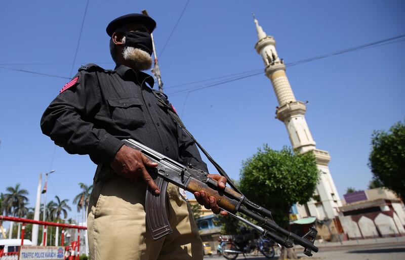 epa08340411 A Pakistani Security official stands guard at a checkpoint  after the Sindh government announced complete lockdown to prevent people from participating in congregational Friday prayers in mosques, amid the ongoing coronavirus COVID-19 pandemic in Karachi, Pakistan, 03 April 2020. Countries around the world are taking increased measures to stem the widespread of the SARS-CoV-2 coronavirus which causes the Covid-19 disease.  EPA/SHAHZAIB AKBER