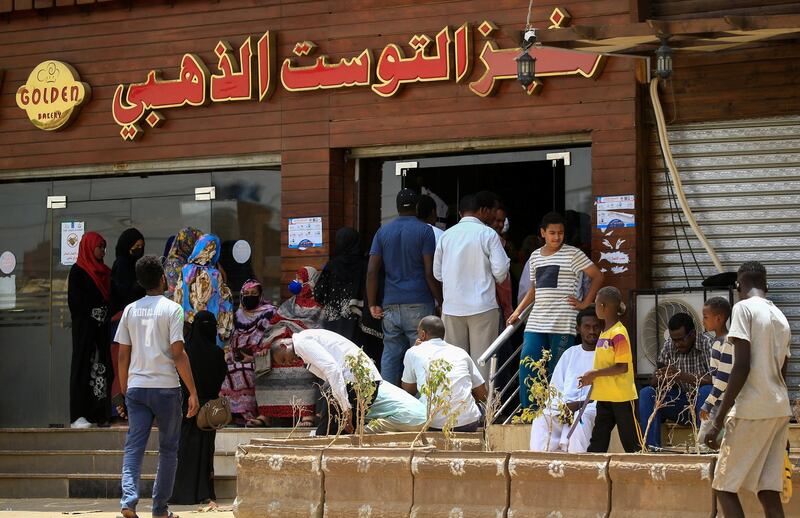 Residents of the Sudanese capital Khartoum queue in front of a bakery, on April 9, 2020. - The Sudanese authorities yesterday announced a rise in the price of bread in the capital, nearly a year after the fall of president Omar al-Bashir.
A tripling of the price of bread had been the trigger for street protests against Bashir in December 2018 (Photo by ASHRAF SHAZLY / AFP)