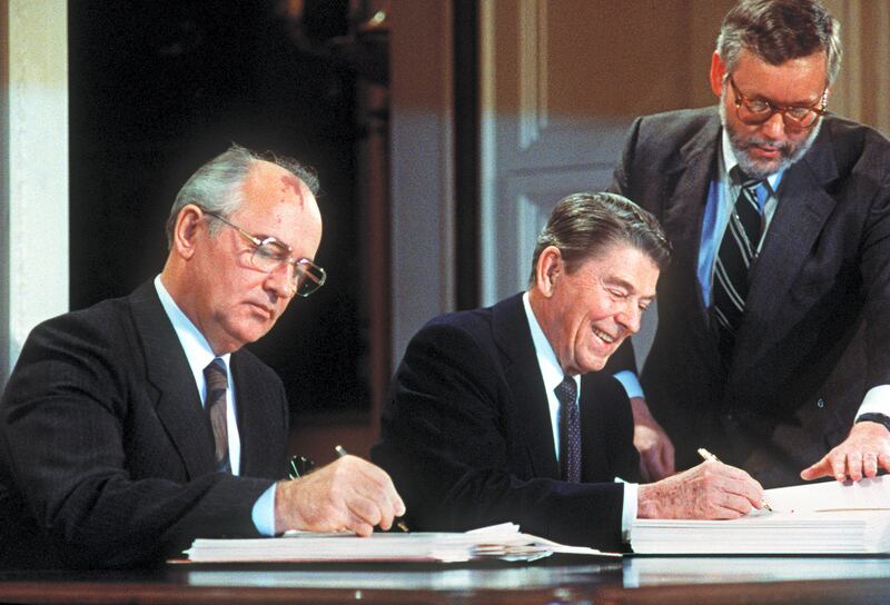 Soviet leader Mikhail Gorbatchev (L) and US President Ronald Reagan sign 08 December 1987 at the Washington summit a treaty eliminating US and Soviet intermediate-range and shorter-range nuke missiles.   AFP PHOTO (Photo by - / AFP)
