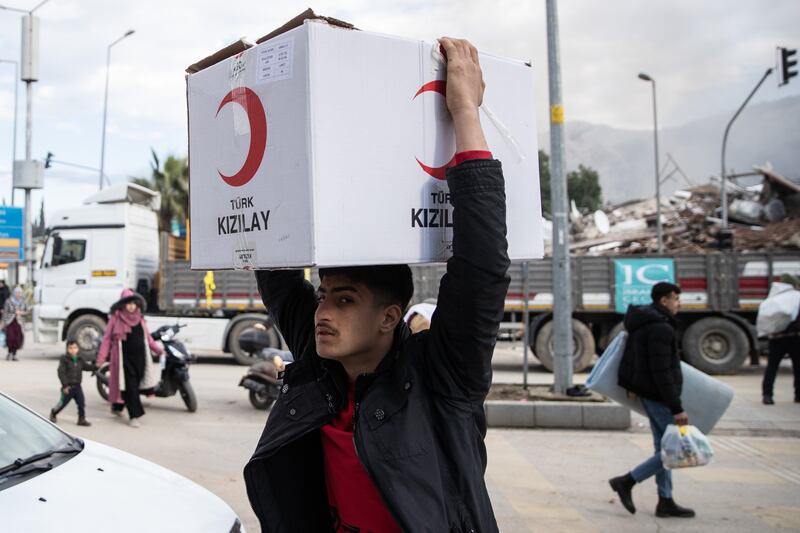 A man carries an aid box in Hatay. Getty