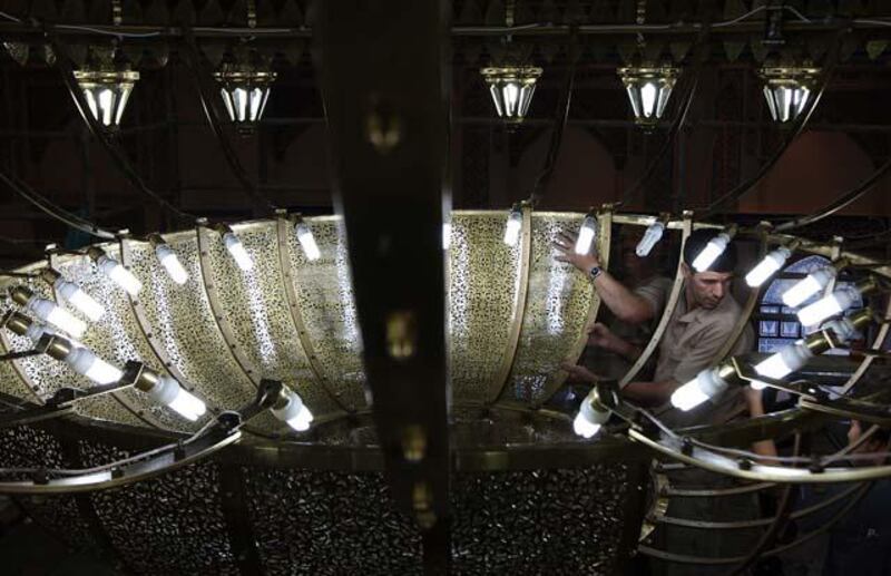 DUBAI, UNITED ARAB EMIRATES Ð May 30, 2011: Workers are fixing parts of the chandelier at the under construction Farooq Mosque in Al Safa area in Dubai. (Pawan Singh / The National) For News. Story by James