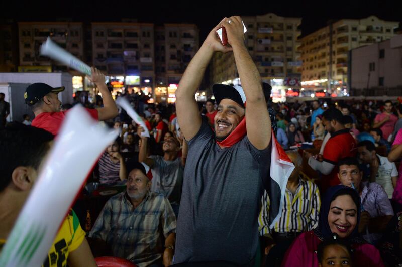 Egyptians watch the 2019 Africa Cup of Nations (CAN) football match between Egypt and Zimbabwe at an open broadcasting event in Cairo on June 21, 2019.  / AFP / MOHAMED EL-SHAHED                   
