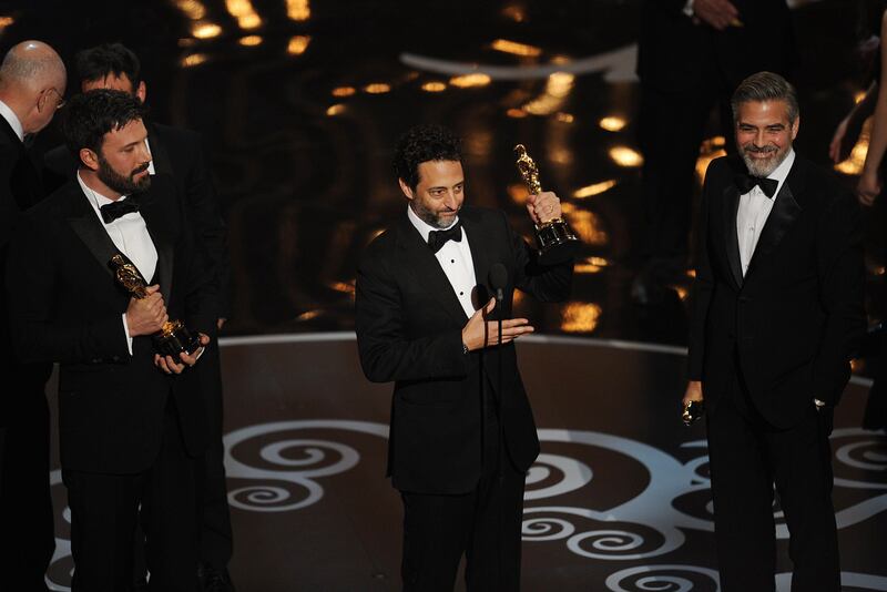 Argo director Ben Affleck (L), producers Grant Heslov (C) and George Clooney accept the Oscar for Best Movie onstage at the 85th Annual Academy Awards on February 24, 2013 in Hollywood, California.  AFP PHOTO/Robyn BECK
 *** Local Caption ***  565551-01-08.jpg