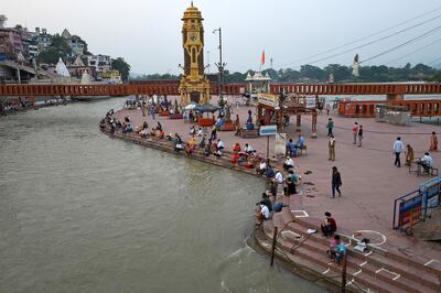 This general view taken on June 11, 2020 shows the Har Ki Pauri ghat on the banks of the river Ganges after the government eased a nationwide lockdown imposed as a preventive measure against the COVID-19 coronavirus at Haridwar in Uttarakhand state. Life is slowly returning to normal among the hallowed temples of Haridwar, one of Hinduism's holiest places, but the Indian pilgrimage town still has a forlorn air as the country emerges from its coronavirus lockdown. - TO GO WITH Virus-health-India-religion-tradition-tourism,SCENE by Bhuvan BAGGA
 / AFP / Money SHARMA / TO GO WITH Virus-health-India-religion-tradition-tourism,SCENE by Bhuvan BAGGA
