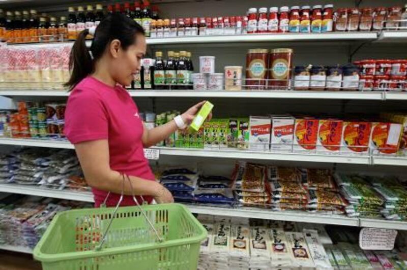 DUBAI, UNITED ARAB EMIRATES Ð Mar 22,2011: One of the customer buying food items from the Deans Fujiya Supermarket in Bur Dubai.  (Pawan Singh / The National) For News. Story by Caline