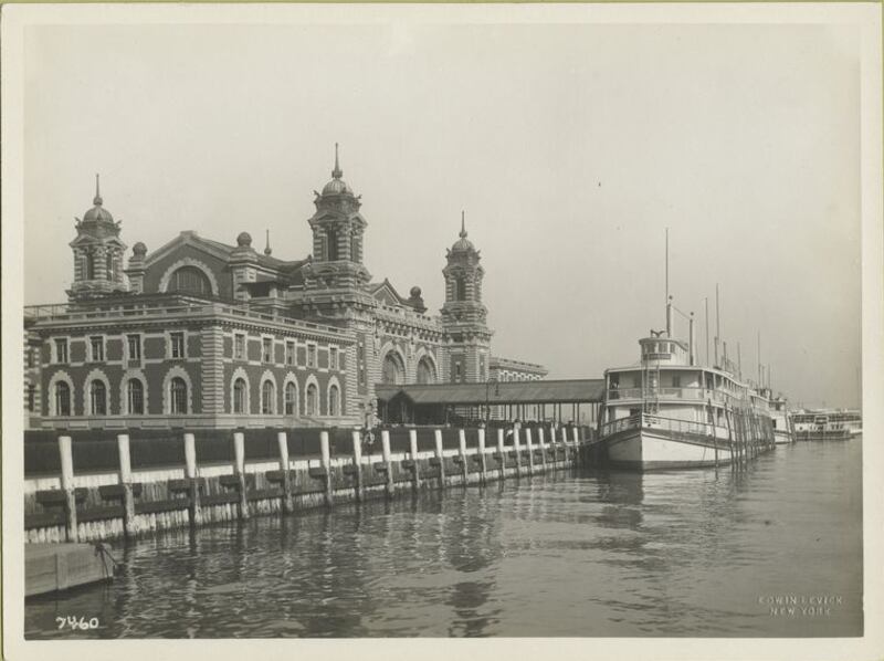 Ellis Island: Immigrants arriving in New York. Photo: New York Public Library