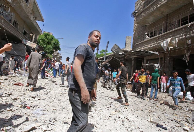 Syrians gather at the site of a reported air strike on the town of Maaret al-Numan in the jihadist-held Idlib province on June 3, 2019.  / AFP / Abdulaziz KETAZ
