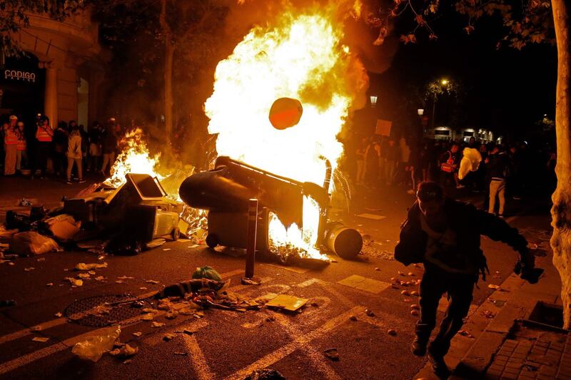 Pro-independence Catalan protesters burn barricades after a previous protest called by the local Republic Defence Committees (CDR) in Barcelona on October 17, 2019. After years of peaceful separatist demonstrations, violence finally exploded on the Catalan streets this week, led by activists frustrated by the political paralysis and infuriated by the Supreme Court's conviction of nine of its leaders over a failed independence bid.  / AFP / Pau Barrena