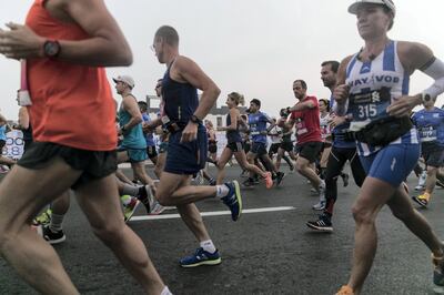 DUBAI, UNITED ARAB EMIRATES - Jan 26, 2018. 

 7pm start for the Standard Chartered Dubai Marathon Masses race. 

(Photo by Reem Mohammed/The National)

Reporter: Amith
Section: NA + SP