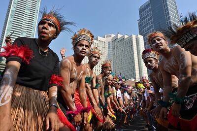 Papuanese people dance during the Yospan Papua cultural event at the Hotel Indonesia roundabout in Jakarta on September 1, 2019.  Hundreds of people attended the event to promote peace in Indonesia's Papua region, following riots and demonstrations since mid-August with buildings torched and street battles between police and protesters, apparently triggered by the arrest of dozens of Papuan students in Java. / AFP / ADEK BERRY
