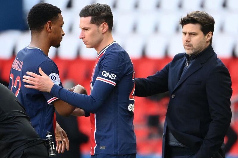 (From L) Paris Saint-Germain's French defender Abdou Diallo is replaced by Paris Saint-Germain's German midfielder Julian Draxler under the look of Paris Saint-Germain's Argentinian head coach Mauricio Pochettino during the French L1 football match between Paris-Saint Germain (PSG) and Lille (LOSC) at the Parc des Princes Stadium in Paris, on April 3, 2021. / AFP / FRANCK FIFE
