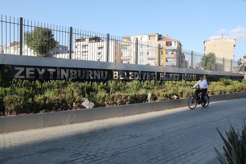 He brags that travelling by bike is faster than coping with traffic jams.