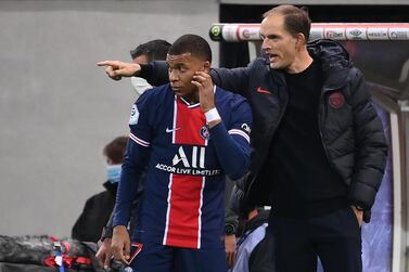 Paris Saint-Germain's German head coach Thomas Tuchel (R) speaks to Paris Saint-Germain's French forward Kylian Mbappe during the French L1 football match between Reims (SR) and Paris Saint-Germain (PSG) on September 27, 2020, at the Auguste Delaune Stadium in Reims, eastern France. / AFP / FRANCK FIFE