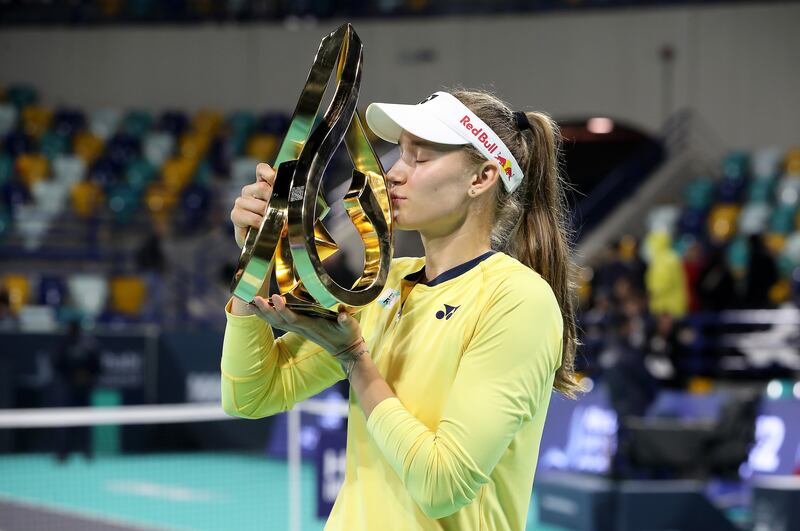 Elena Rybakina with her trophy.