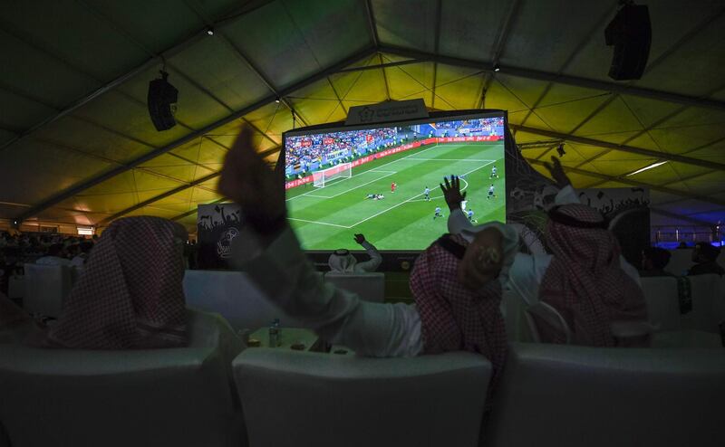TOPSHOT - Saudi football supporters react while watching their national team play during their Russia 2018 World Cup Group A football match against Uruguay at a fan tent in the Red Sea coastal resort of Jeddah on June 20, 2018.  / AFP / Amer HILABI
