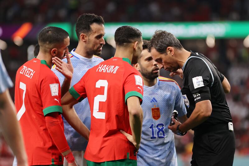 Argentinian referee Fernando Rapallini speaks with the Spanish and Moroccan players. Getty 