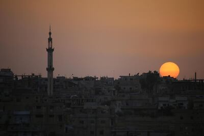 TOPSHOT - A general view shows the sun setting over a rebel-held area in the southern Syrian city of Daraa on April 20, 2018. 

After the capture of Eastern Ghouta the Syrian president now has forces ready to redeploy elsewhere in the war-ravaged country. The Islamists and jihadists that hold the northwest province of Idlib remain a threat, but analysts say the Syrian president's priority will likely be the southern province of Daraa, where protests against his rule first broke out in 2011. / AFP PHOTO / Mohamad ABAZEED