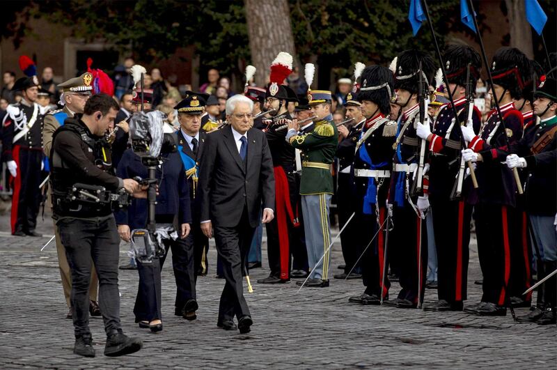 epa07140719 Italian President Sergio Mattarella (C) attends a ceremony at the Altar of the Fatherland (Altare della Patria) on the occasion of the Armed Forces Day, in Rome, Italy, 04 November 2018. Italy celebrates on 04 November its National Unity and Armed Forces Day, the anniversary of the end of the Great War (WWI, First World War) in the country.  EPA/MASSIMO PERCOSSI