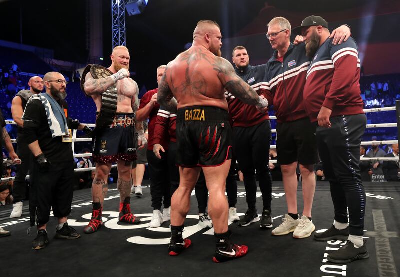 Eddie Hall shakes hands with Thor Björnsson's team.