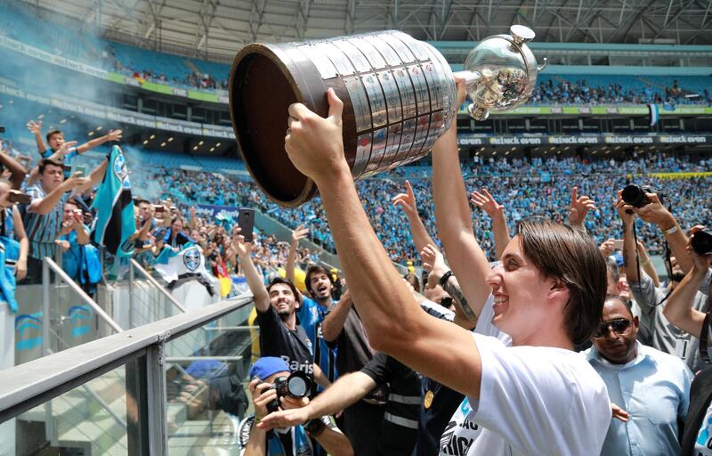 FILE PHOTO: Soccer Football - Copa Libertadores - Brazil's Gremio v Argentina's Lanus - Porto Alegre, Brazil - November 30, 2017. Gremio player Geromel celebrates with the trophy after winning the Copa Libertadores final against Argentina's Lanus. REUTERS/Diego Vara/File photo