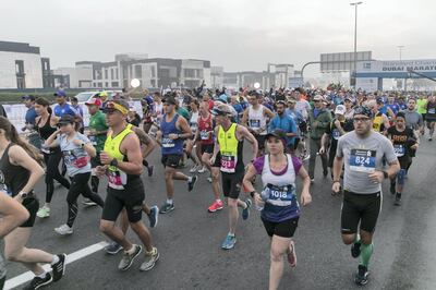 DUBAI, UNITED ARAB EMIRATES - Jan 26, 2018. 

 7pm start for the Standard Chartered Dubai Marathon Masses race. 

(Photo by Reem Mohammed/The National)

Reporter: Amith
Section: NA + SP