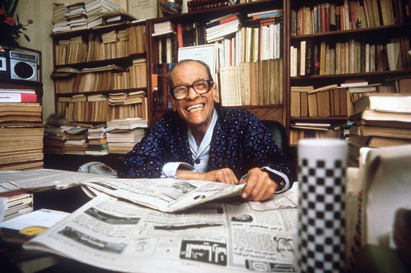 Egyptian novelist Naguib Mahfouz smiles in his Cairo home, 19 October 1988,  a few days after the announcement of his award of the Nobel Prize in Literature. / AFP PHOTO / SCANPIX SWEDEN / Peter Oftedal