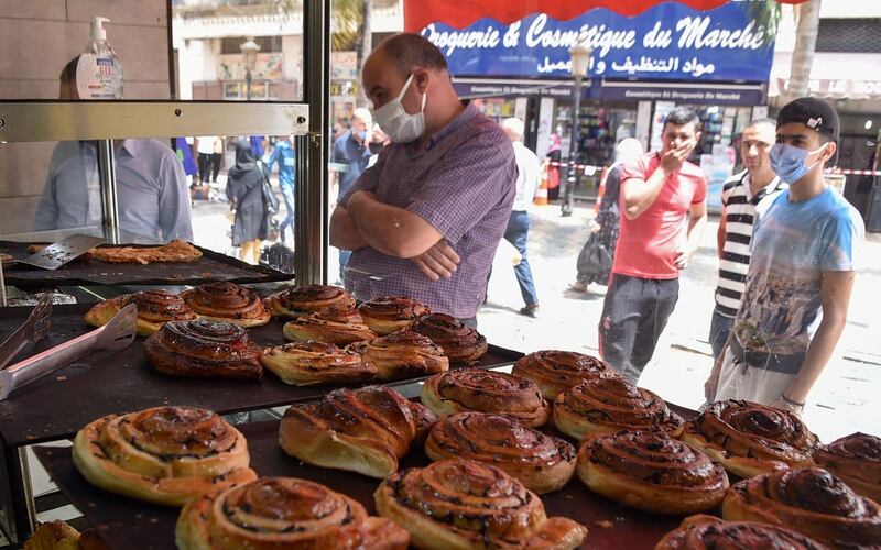 Algerians buy pastries in the capital Algiers on June 7, 2020, after authorities eased some restrictions put in place in a bid to fight the spread of the novel coronavirus.  / AFP / RYAD KRAMDI                        

