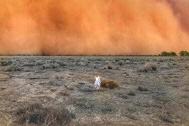 TOPSHOT - This handout photo taken on January 17, 2020 and received on January 20 courtesy of Marcia Macmillan shows a child running towards a dust storm in Mullengudgery in New South Wales. Dust storms hit many parts of Australia's western New South Wales as a prolonged drought continues. - RESTRICTED TO EDITORIAL USE - MANDATORY CREDIT "AFP PHOTO / Courtesy of Marcia Macmillan" - NO MARKETING NO ADVERTISING CAMPAIGNS - DISTRIBUTED AS A SERVICE TO CLIENTS --- NO ARCHIVE --- / AFP / Courtesy of Marcia Macmillan / Handout / RESTRICTED TO EDITORIAL USE - MANDATORY CREDIT "AFP PHOTO / Courtesy of Marcia Macmillan" - NO MARKETING NO ADVERTISING CAMPAIGNS - DISTRIBUTED AS A SERVICE TO CLIENTS --- NO ARCHIVE ---