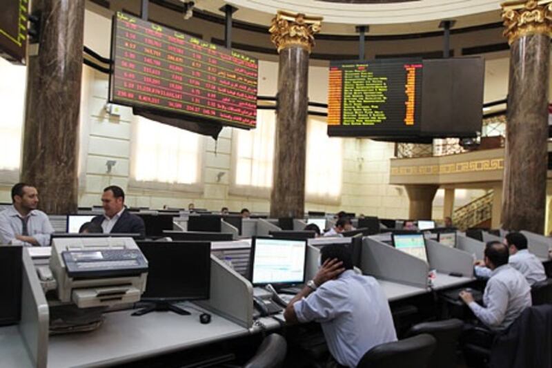 epa03271270 Brokers work at the Egyptian stock exchange in Cairo, Egypt, 18 June 2012. Egyptian stocks on 18 June 2012 dropped one day after the run-off presidential election, as the marketís benchmark index (EGX 30) slumped by more than three percent ahead of the end of trading session. Egyptís Muslim Brotherhood claimed on 18 June victory in Egypt's first presidential election since Hosni Mubarak was ousted more than a year ago. The Brotherhood reported on its website that its candidate Mohamed Morsi won 52 per cent of the voted in weekend elections, with ballots at 95 per cent of polling stations counted.  EPA/MOHAMED MESSARA *** Local Caption ***  03271270.jpg