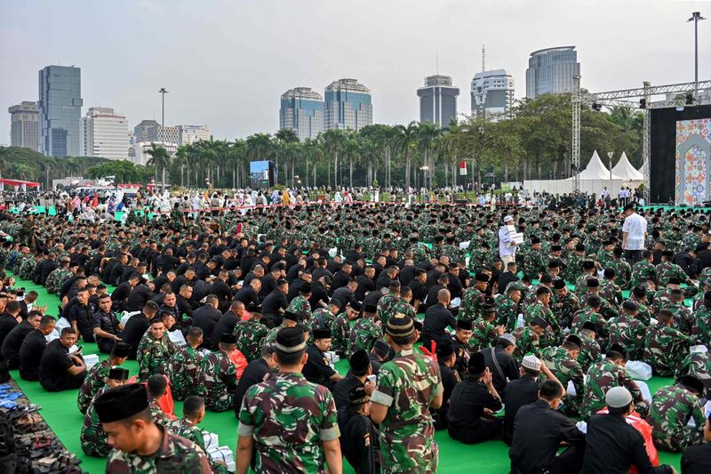 Police and military personnel break fast with Indonesia's President Joko Widodo in Jakarta.  AFP