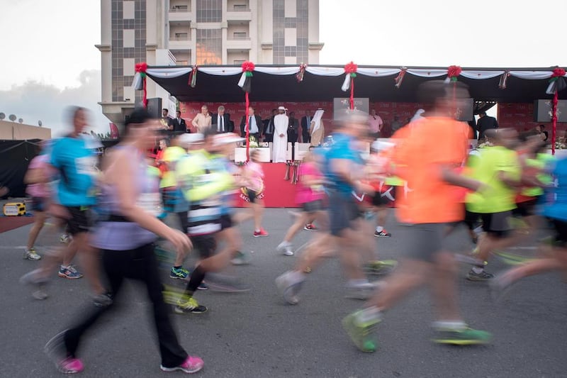 Runners rush through the start line in presence of dignitaries