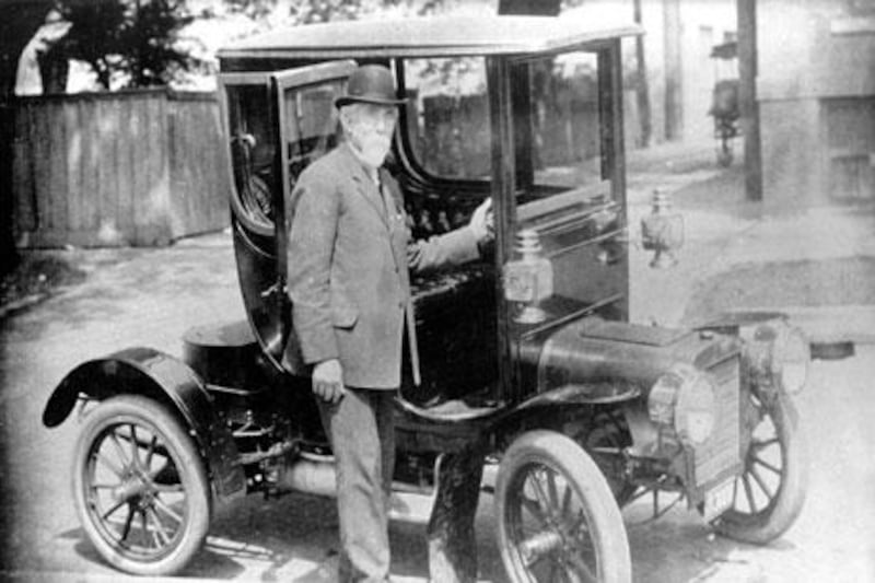 Henry Leland, photographed in 1930 with a 1905 Cadillac Osceola.