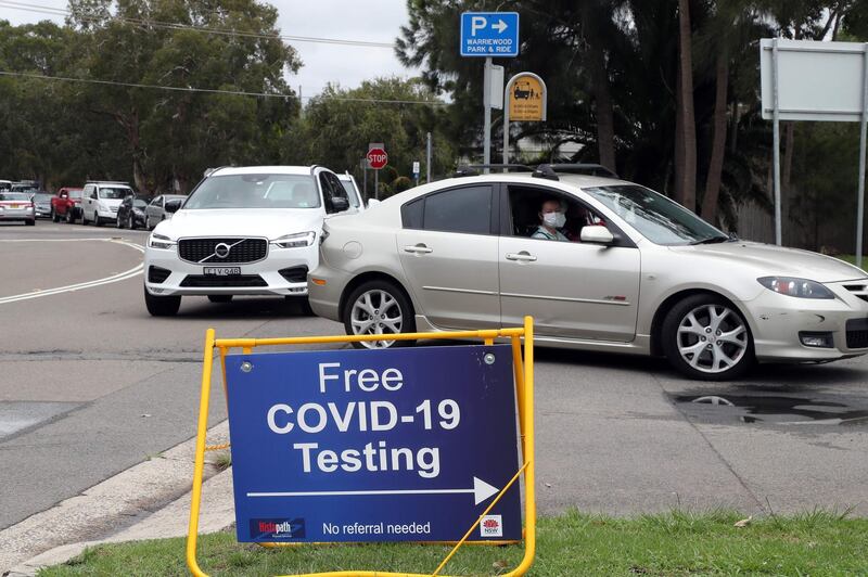 Residents of the northern beaches queue up for Covid-19 tests at a roadside testing centre in Sydney on December 20, 2020.   / AFP / GLENN NICHOLLS
