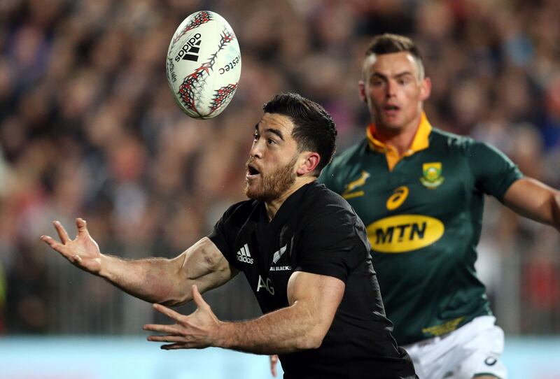 New Zealand's Nehe Milner-Skudder looks to catch the high ball during the Rugby Championship match between New Zealand and South Africa at Albany Stadium in Auckland on September 16, 2017. / AFP PHOTO / MICHAEL BRADLEY