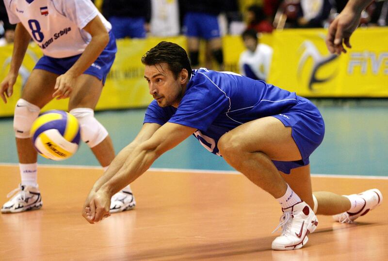 Vladimir Grbic of Serbia and Montenegro dives for the ball during their Pool E second round match against Poland in the Men's World Volleyball Championships in Sendai, northern Japan 29 November 2006. Poland won 28-26, 25-19, 25-19 and qualified for the final round with seven wins without loss in the championships.     AFP PHOTO/Kimimasa MAYAMA (Photo by KIMIMASA MAYAMA / AFP)