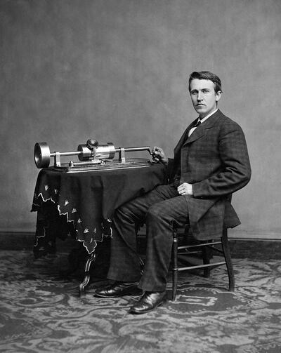 1878 - Edison and phonograph. Photo: Bureau International des Expositions