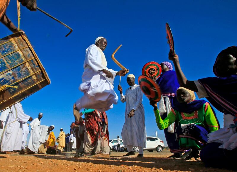 Displaced Sudanese dance during a visit by Sudan's prime minister in El-Fasher, the capital of the North Darfur state. AFP