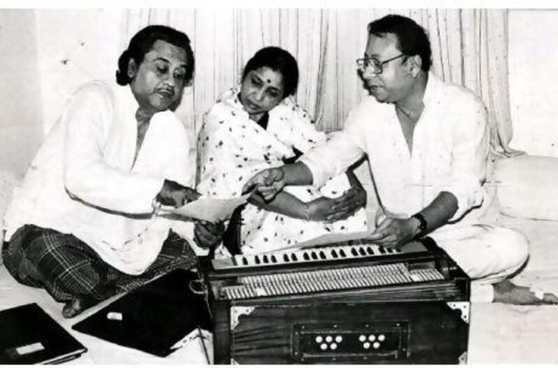 Bhosle with the singers Kishore Kumar and RD Burman in Mumbai in 1986.