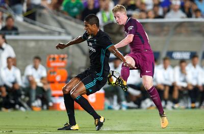 Soccer Football - Real Madrid vs Manchester City - International Champions Cup - Los Angeles, USA - July 26, 2017   Manchester City's Kevin De Bruyne in action with Real Madrid's Raphael Varane   REUTERS/Lucy Nicholson