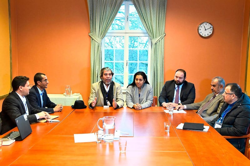 CORRECTION / Representatives of the Huthi rebel delegation (L) and representatives of the Yemeni government's delegation (R) pose for a picture with representatives from the office of the UN Special Envoy for Yemen and the International Red Cross Committee (ICRC) during the ongoing peace talks on Yemen held at Johannesberg Castle in Rimbo, north of Stockholm, Sweden, December 11, 2018. Yemen's government and rival rebels announced plans for a mass prisoner swap, exchanging at least 15,000 names, as UN-brokered talks on ending the country's war entered their seventh day. / AFP / POOL / Claudio BRESCIANI
