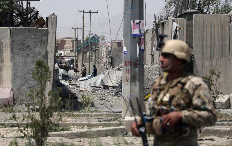 An Afghan security personnel stands guard at the site where a Taliban car bomb detonated at the entrance of a police station in Kabul on August 7, 2019. Scores of people were wounded when a Taliban car bomb detonated in Kabul on August 7, sending a massive plume of smoke over the Afghan capital and shattering windows far from the blast site. / AFP / STR
