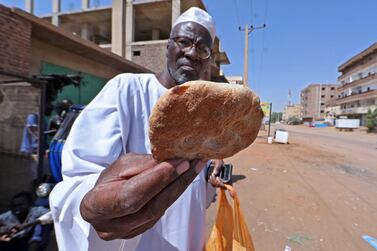 Sudanese buy bread from a bakery in the capital Khartoum on October 11, 2021, as the country is suffering from shortages of wheat and other essential commodities due to the closure of Port Sudan amid ongoing protests.  (Photo by Mujahed Sharaf AL-DEEN SATI  /  AFP)