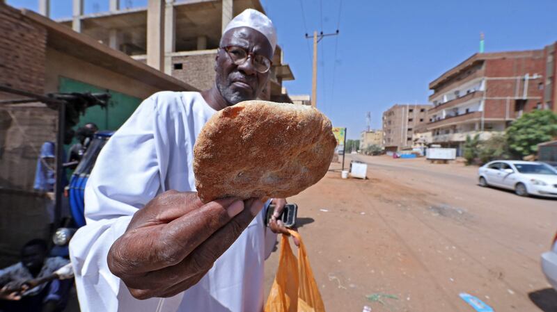 Sudanese buy bread from a bakery in the capital Khartoum on October 11, 2021, as the country is suffering from shortages of wheat and other essential commodities due to the closure of Port Sudan amid ongoing protests. AFP