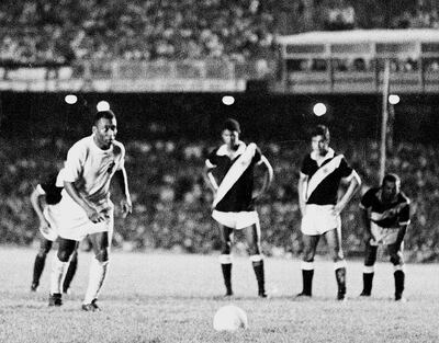 (ARCHIVES) - Photo prise le 19 novembre 1969 au stade de Maracana à Rio de Janeiro du footballeur de Santos, le Brésilien Pelé, se préparant à marquer sur penalty son 1000e but contre le club de Vasco de Gama. La CIO a indiqué, le 17 décembre 1999, qu'un sondage effectué auprès des comités nationaux olympiques a désigné Pelé et les athlètes américains Carl Lewis (athlétisme), Michael Jordan (basket-ball) et Mark Spitz (natation) comme les cinq sportifs du siècle. (Photo by DOMICIO PINHEIRO / AESTADO / AFP)