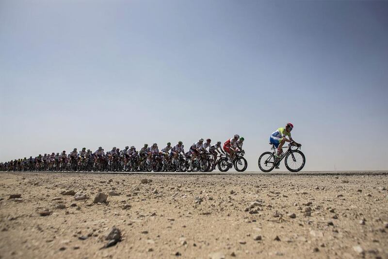 The peloton during the men’s elite road race of the 2016 UCI Road Cycling World Championships in Doha. Oliver Weiken / EPA