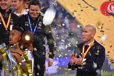 Real Madrid's French coach Zinedine Zidane (R) claps for his players after winning the Spanish Super Cup final between Real Madrid and Atletico Madrid on January 12, 2020, at the King Abdullah Sports City in the Saudi Arabian port city of Jeddah. / AFP / Giuseppe CACACE