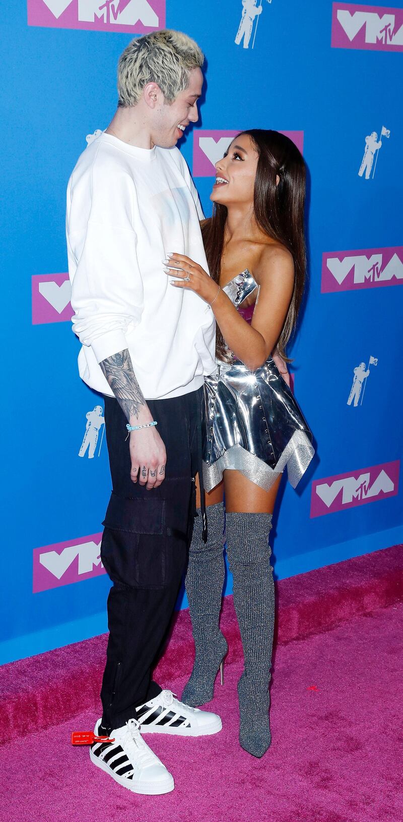 epa06961241 US comedian Pete Davidson and US singer Ariana Grande arrive for the 2018 MTV Video Music Awards at Radio City Music Hall in New York, New York, USA, 20 August 2018.  EPA-EFE/JASON SZENES