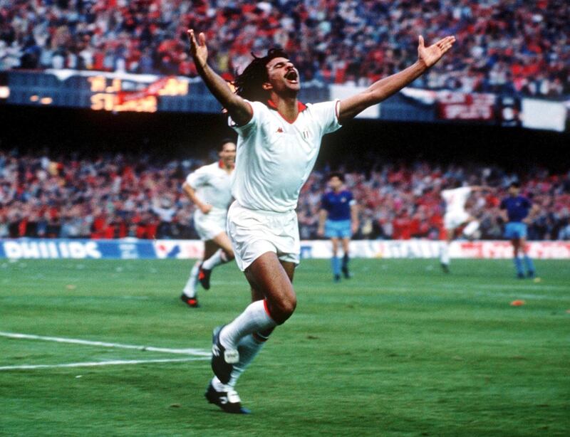 BARCELONA, SPAIN - MAY 24:  FUSSBALL: EUROPAPOKAL DER LANDESMEISTER 1989 FINALE in Barcelona, 24.05.89, AC MAILAND - STEAUA BUKAREST 4:0, JUBEL Ruud GULLIT/MAILAND  (Photo by Bongarts/Getty Images)