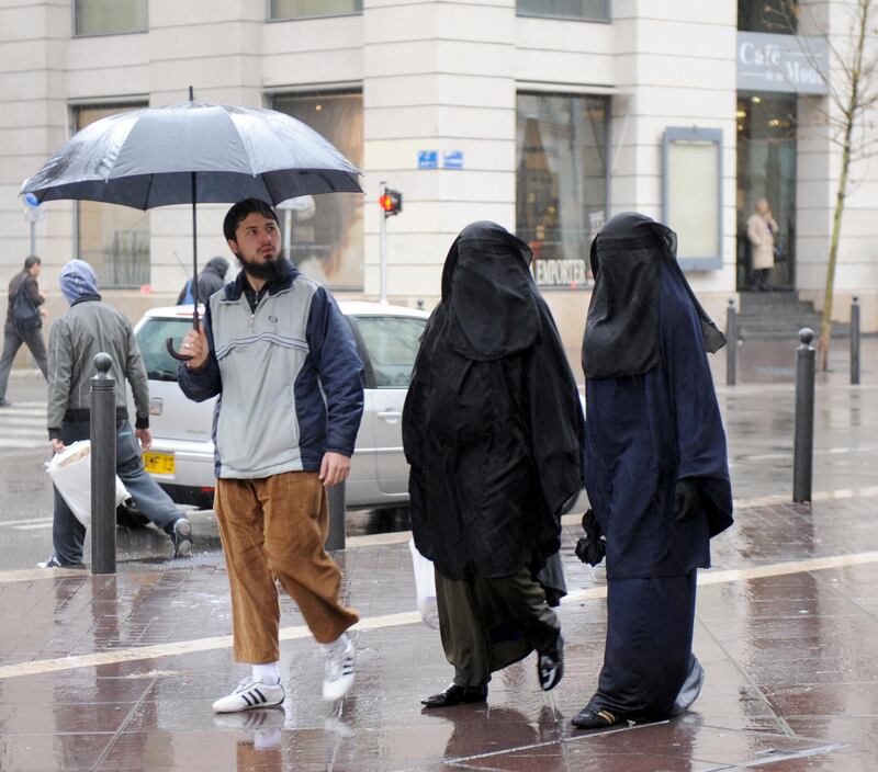 Two veiled muslim women walk down a street in Marseille, southern France, on December 24, 2009. French President Nicolas Sarkozy's ruling party will push for a law banning the full-face Islamic veil in order to defend France from "extremists".     AFP PHOTO MICHEL GANGNE / AFP PHOTO / MICHEL GANGNE
